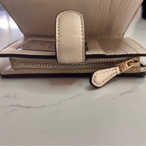 Coach Corner Zip Wallet in Signature- Like New - Picture 11 of 16